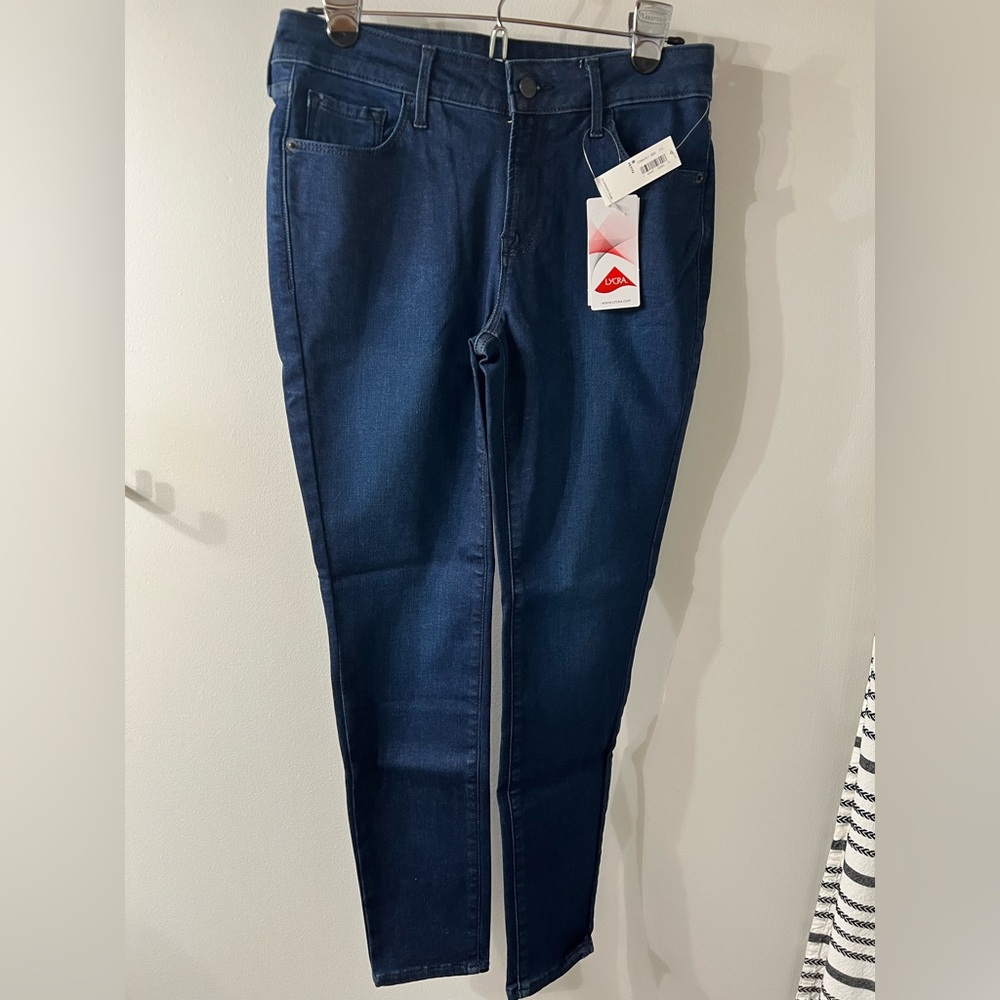 Old Navy. Women's Jeans 8 Petite. Rockstar Super Skinny. Stretch. New with tags.